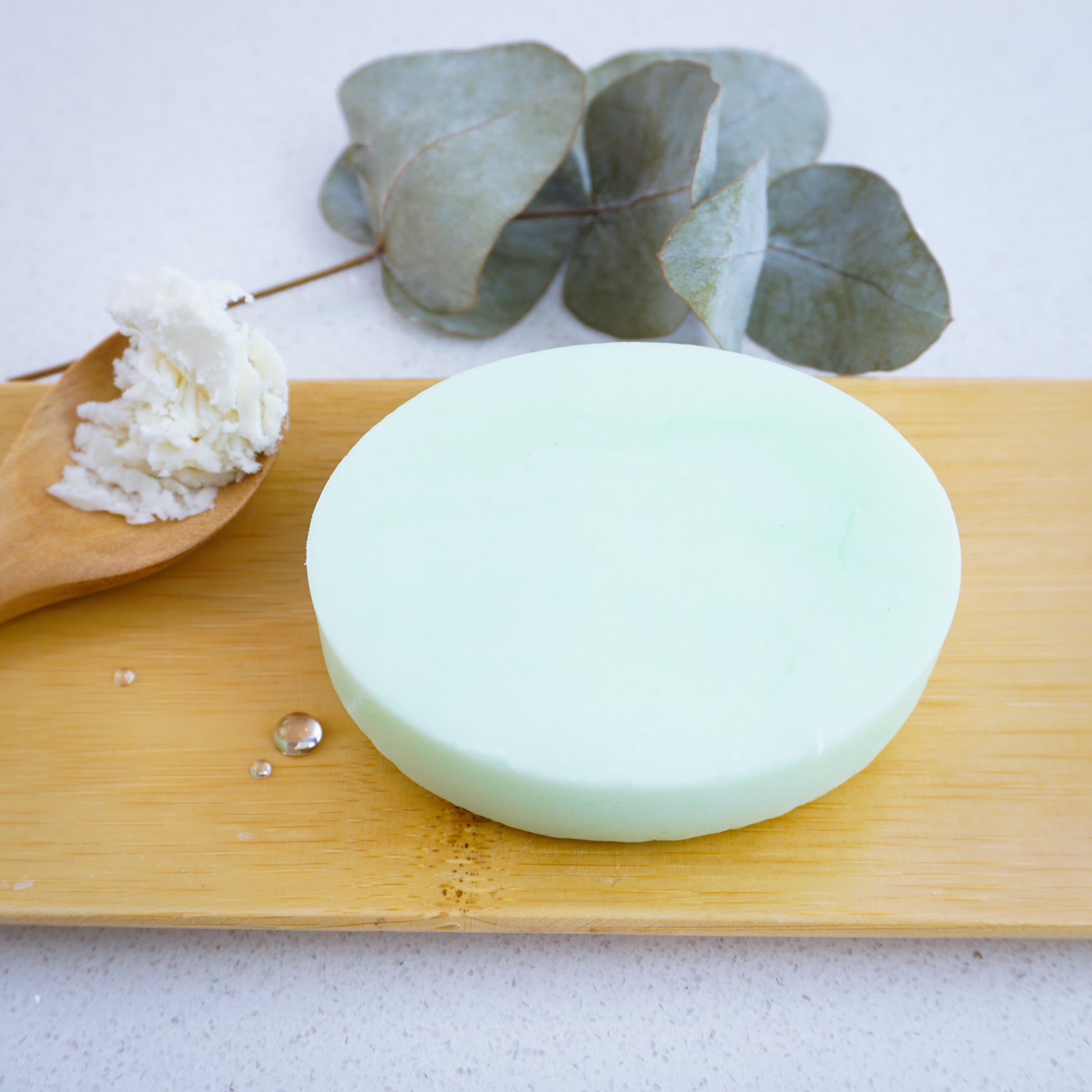 Washla Eucalyptus hydrating shampoo bar with eucalyptus leaves for decoration